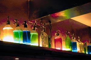 Imagen ilustrativa del artículo Estante iluminado hecho con botellas