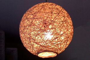 Imagen ilustrativa del artículo Cómo hacer una lámpara de hilos