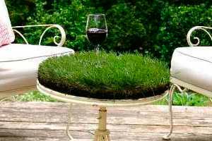 Mesa para el jardín hecha de césped