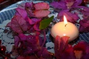 Decoración romántica con velas flotantes